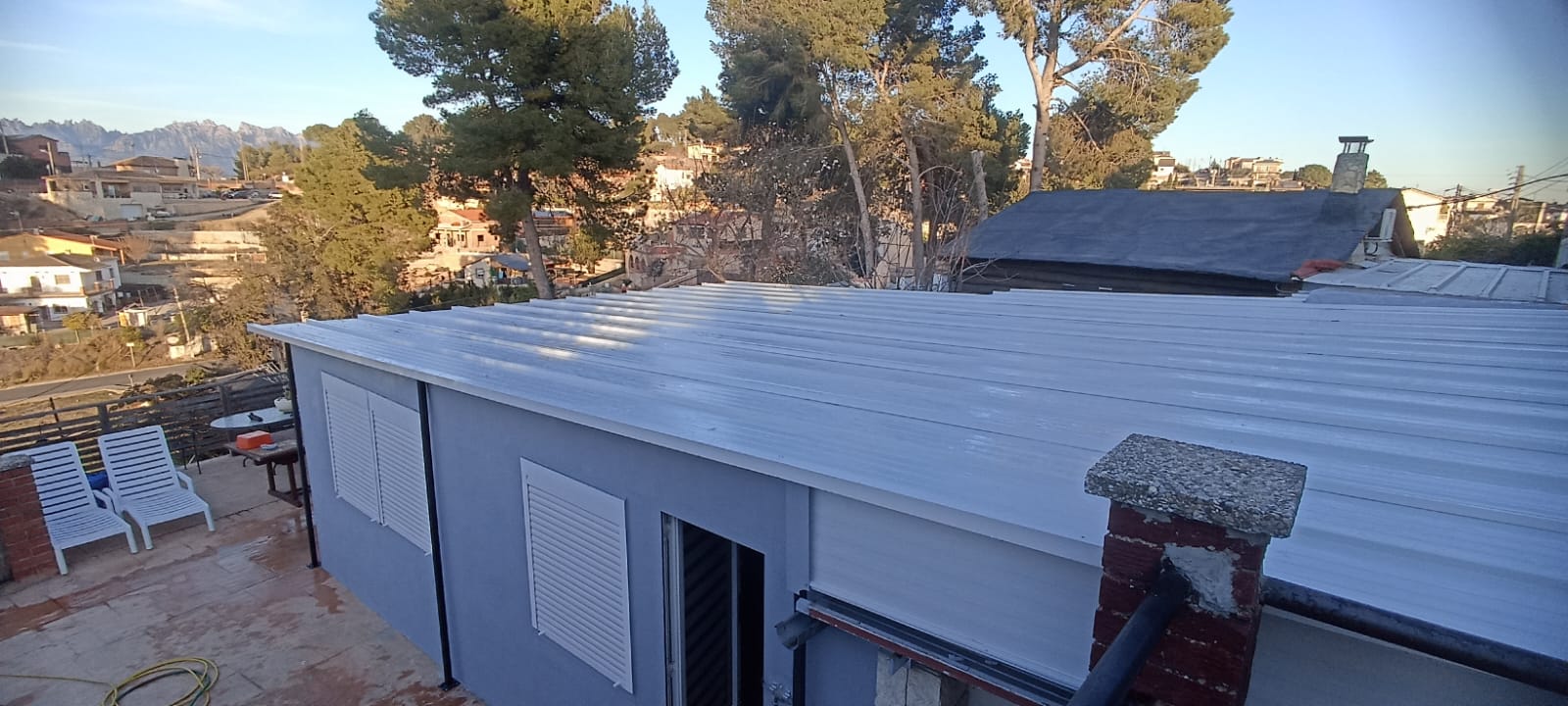 Instalación de cubierta de panel sándwich en nave industrial