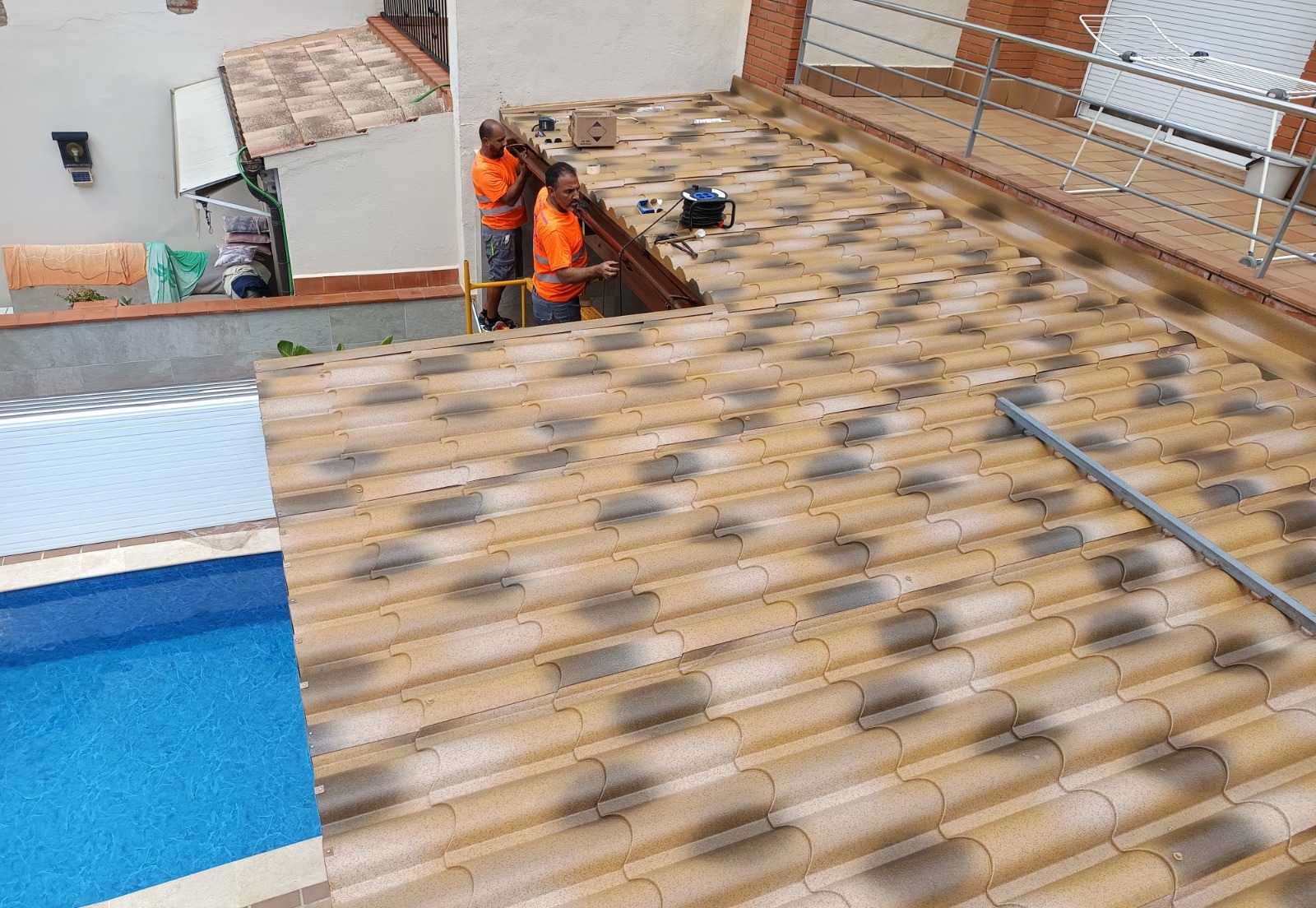 Instalación de cubierta de panel sándwich en Terrassa