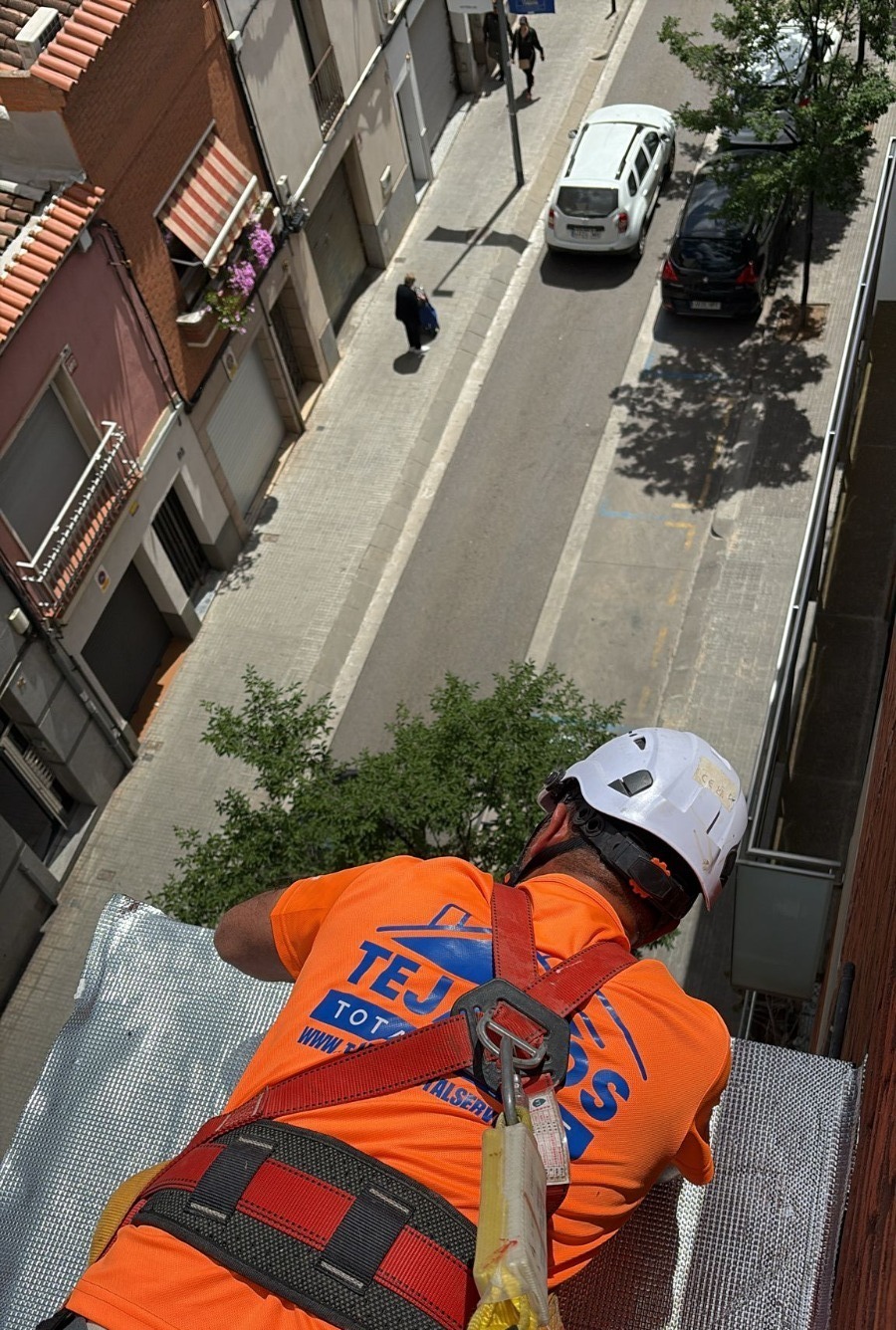 Equipo de Tejados TotalService en Terrassa con furgoneta propia
