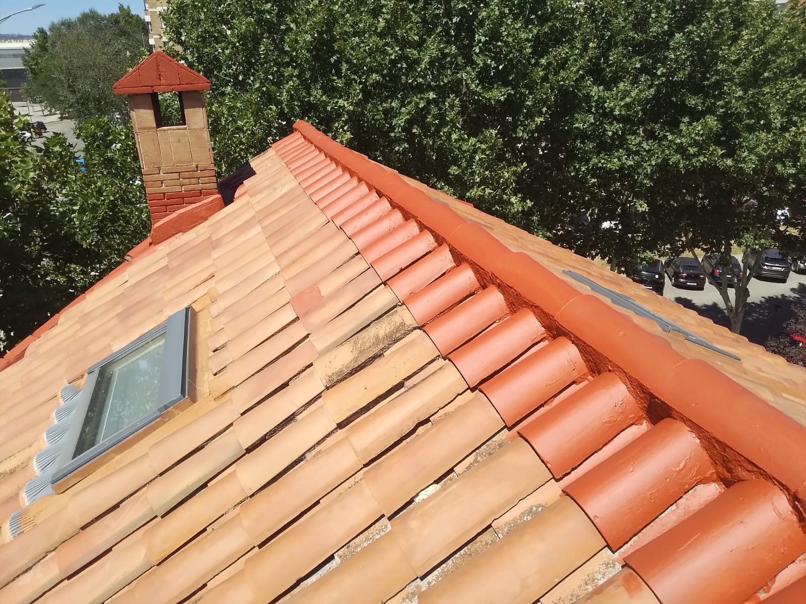 Mantenimiento de cumbrera y chimenea en tejado de teja árabe - Sabadell