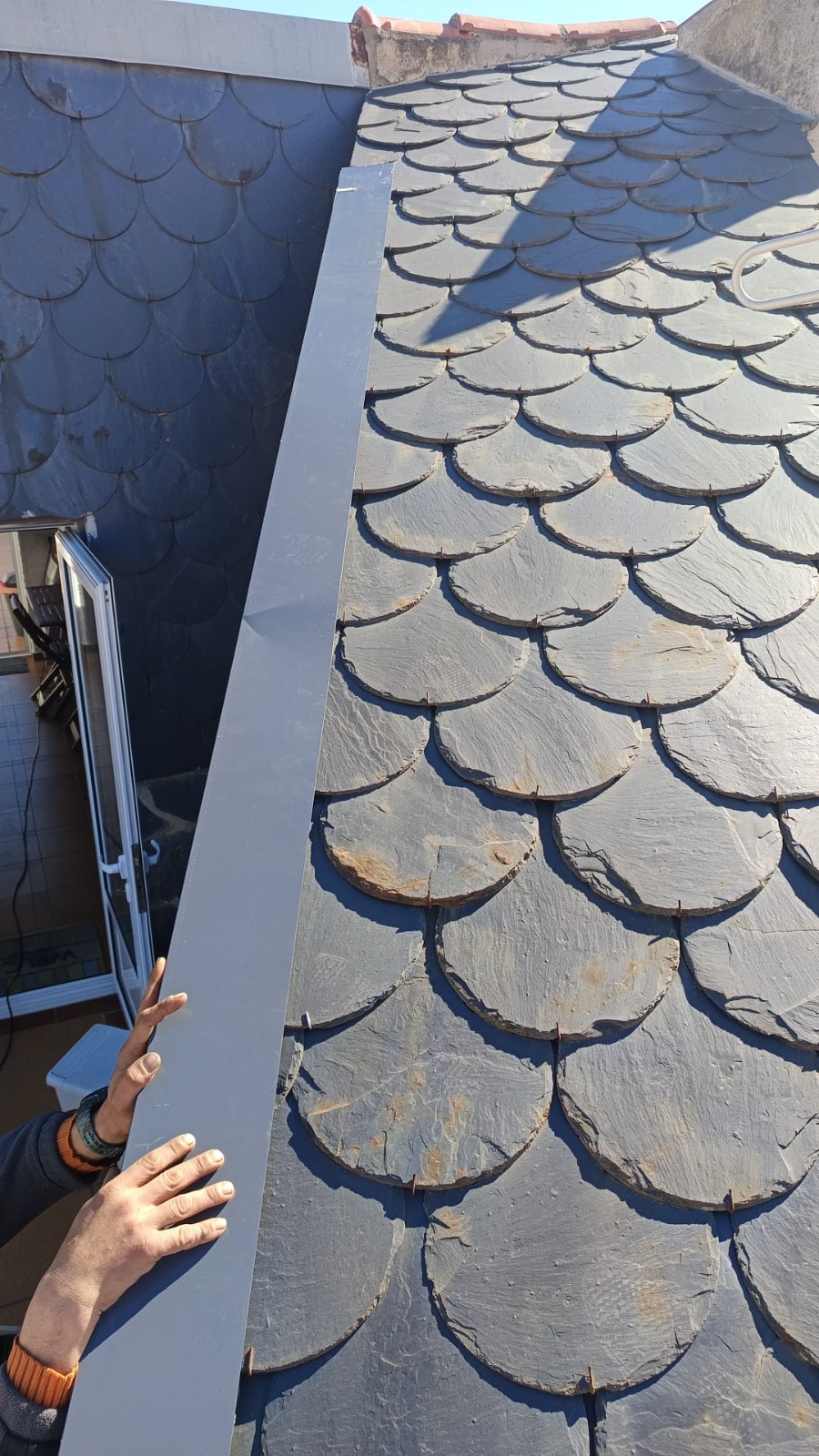 Instalación de remate metálico en tejado de pizarra - Terrassa Can Parellada