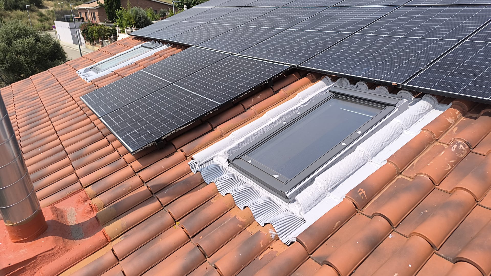 Impermeabilización y sellado del contorno de ventana velux con placas solares - Vallès