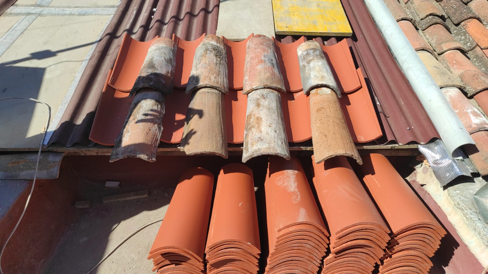 Renovación de tejado manteniendo tejas antiguas en parte superior - Terrassa Centre